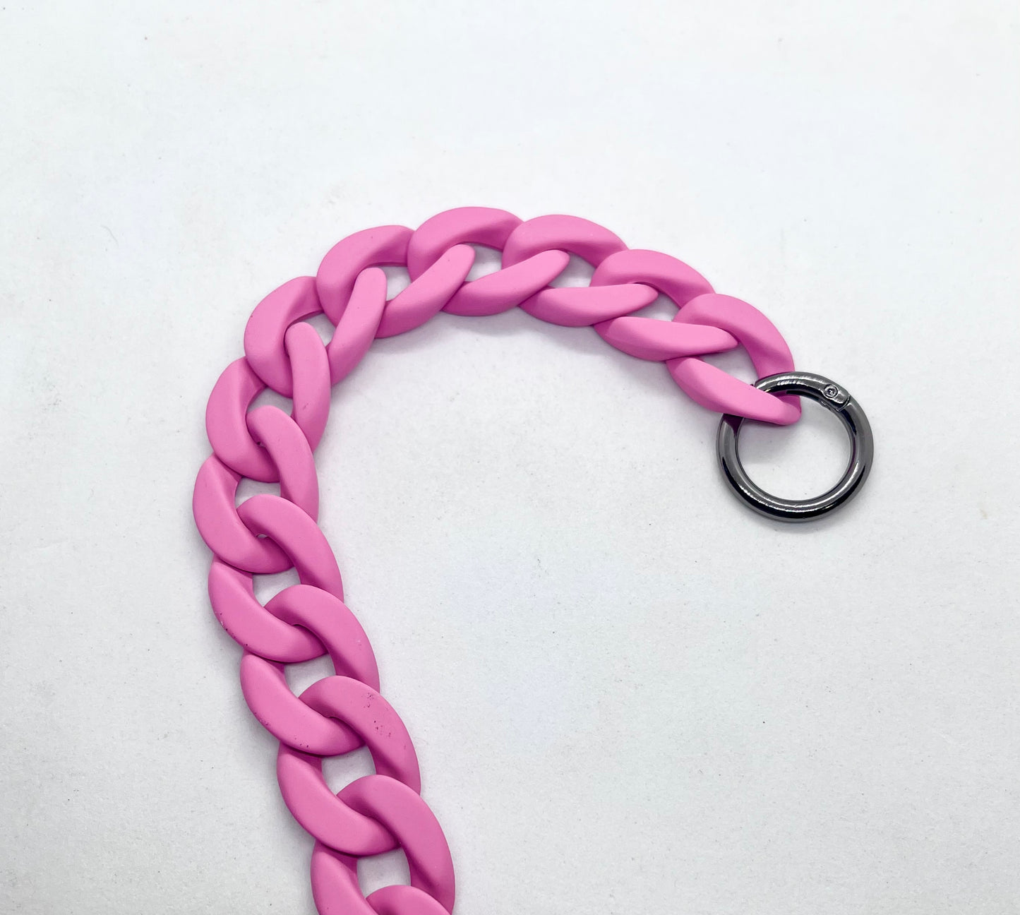 Colour Chain' Pink dog collar lifestyle shot | JOOLS LONDON