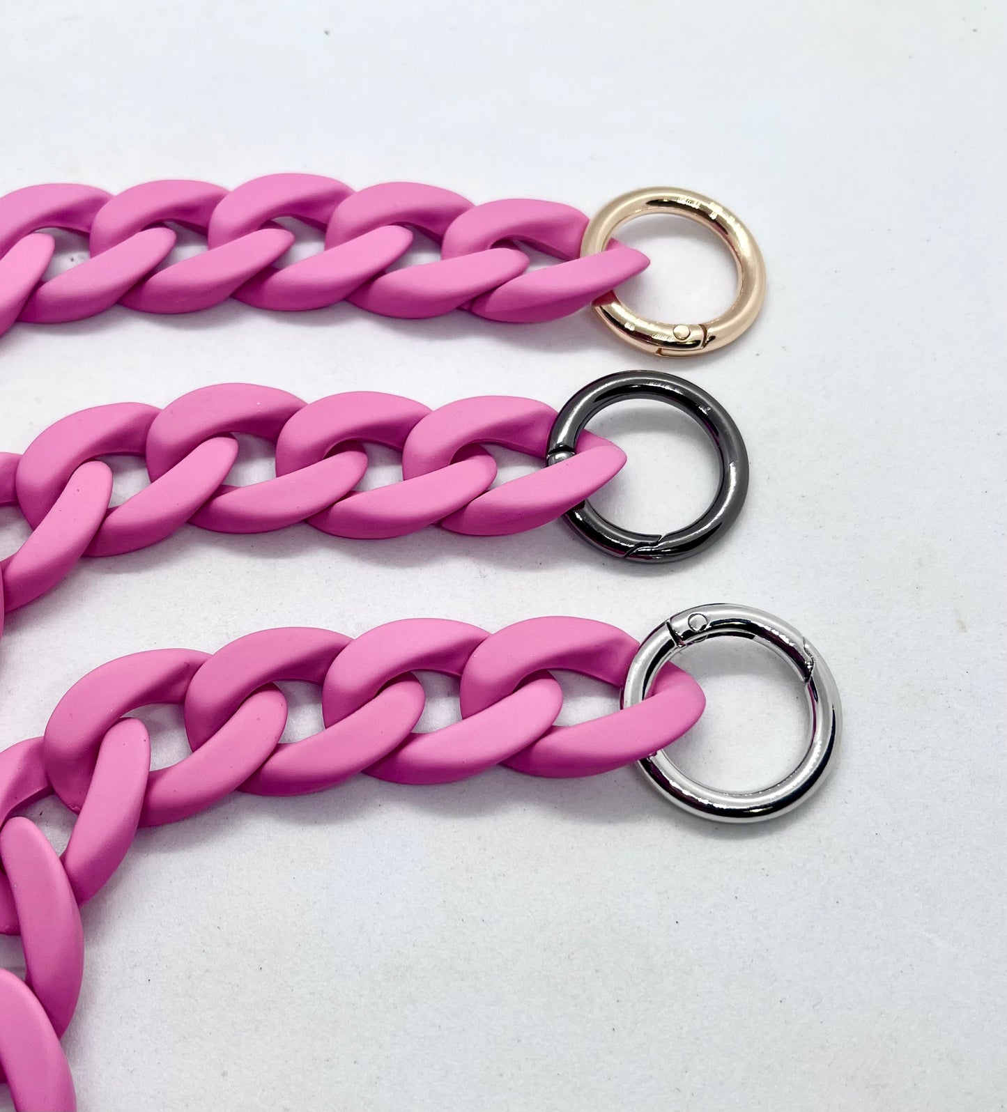 Colour Chain' Pink dog collar coiled | JOOLS LONDON