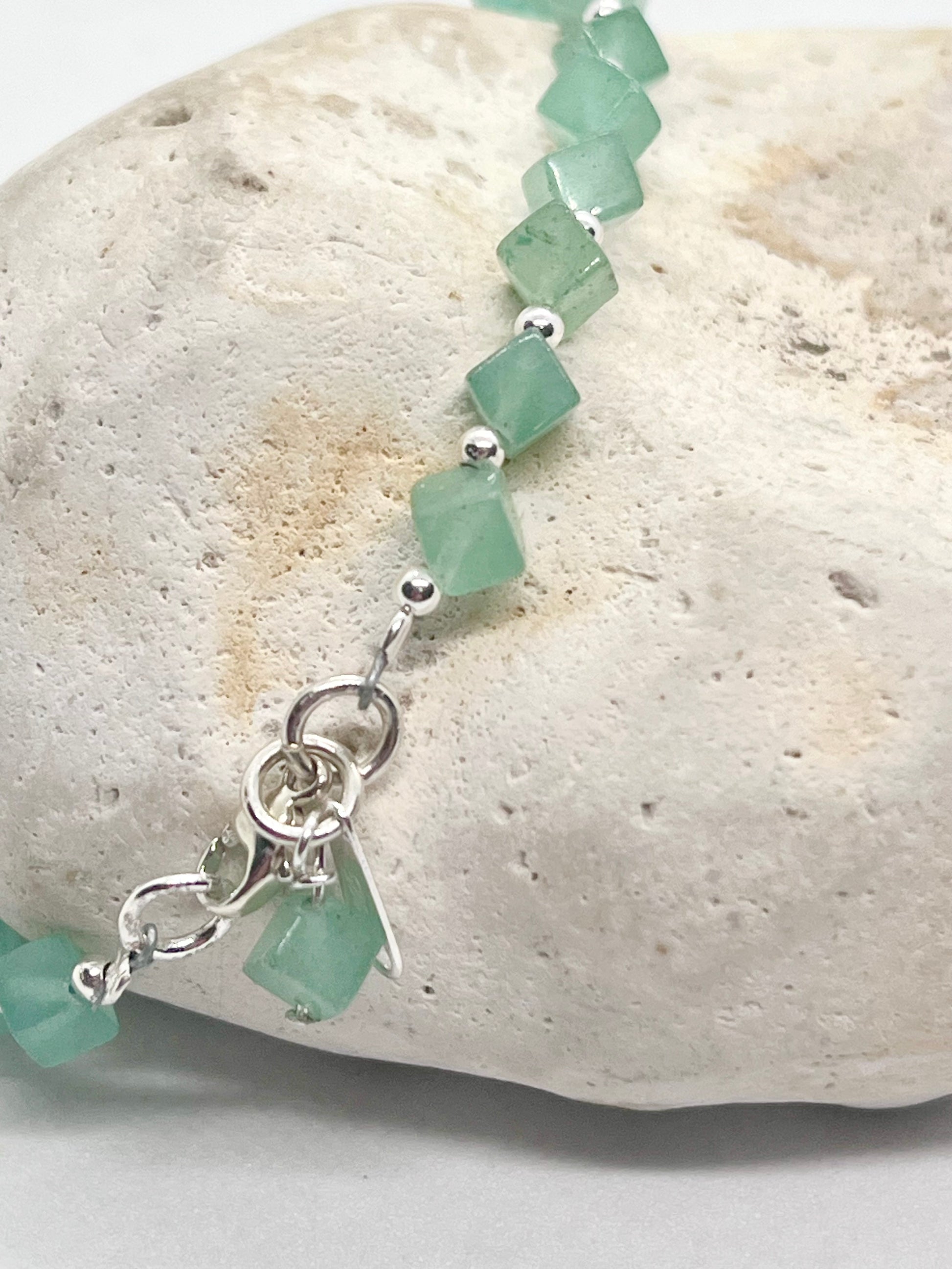 Green beaded bracelet 