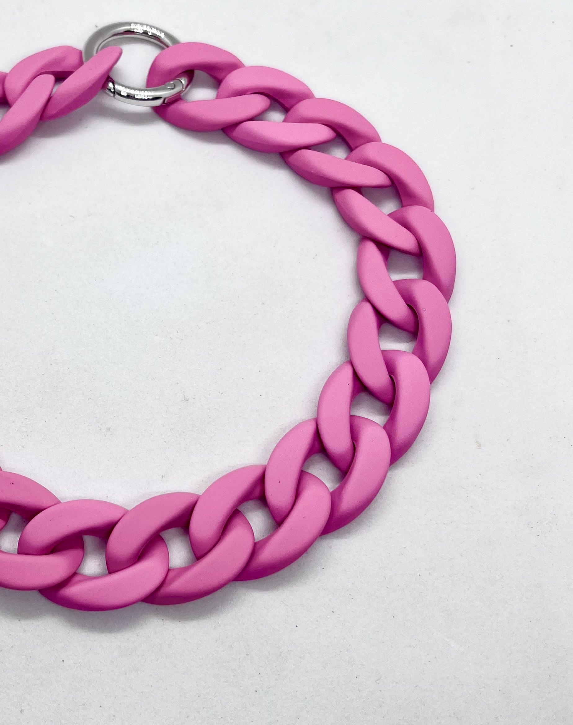 Colour Chain' Pink dog collar flat lay | JOOLS LONDON