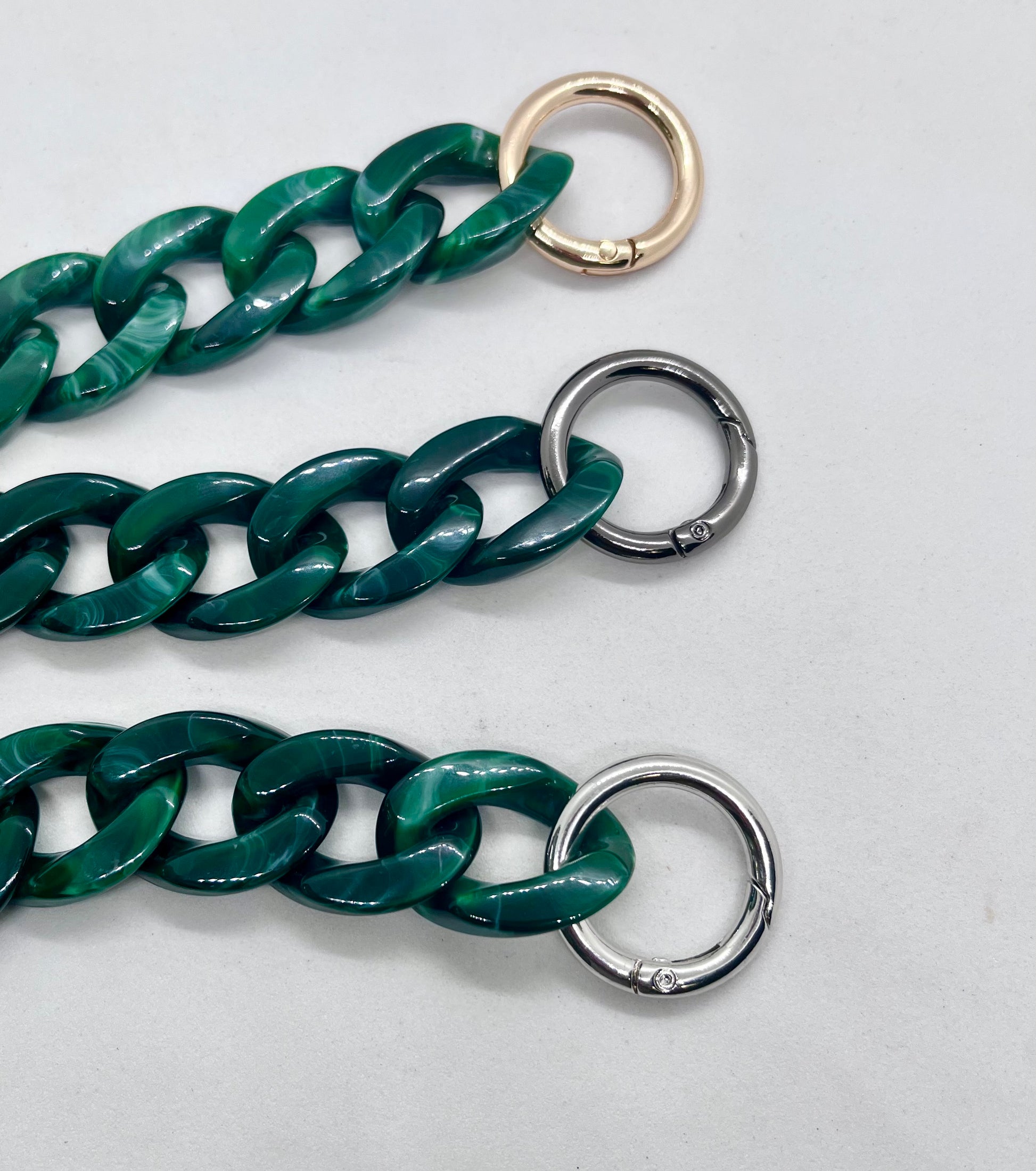 Colour Chain' Dark Green Marble dog collar hardware detail | JOOLS LONDON