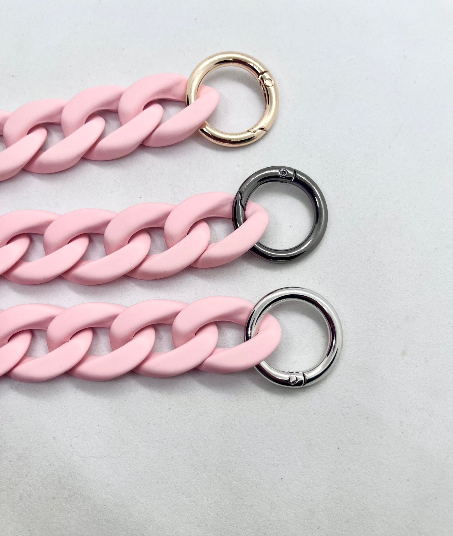 Colour Chain' Baby Pink dog collar detail view | JOOLS LONDON