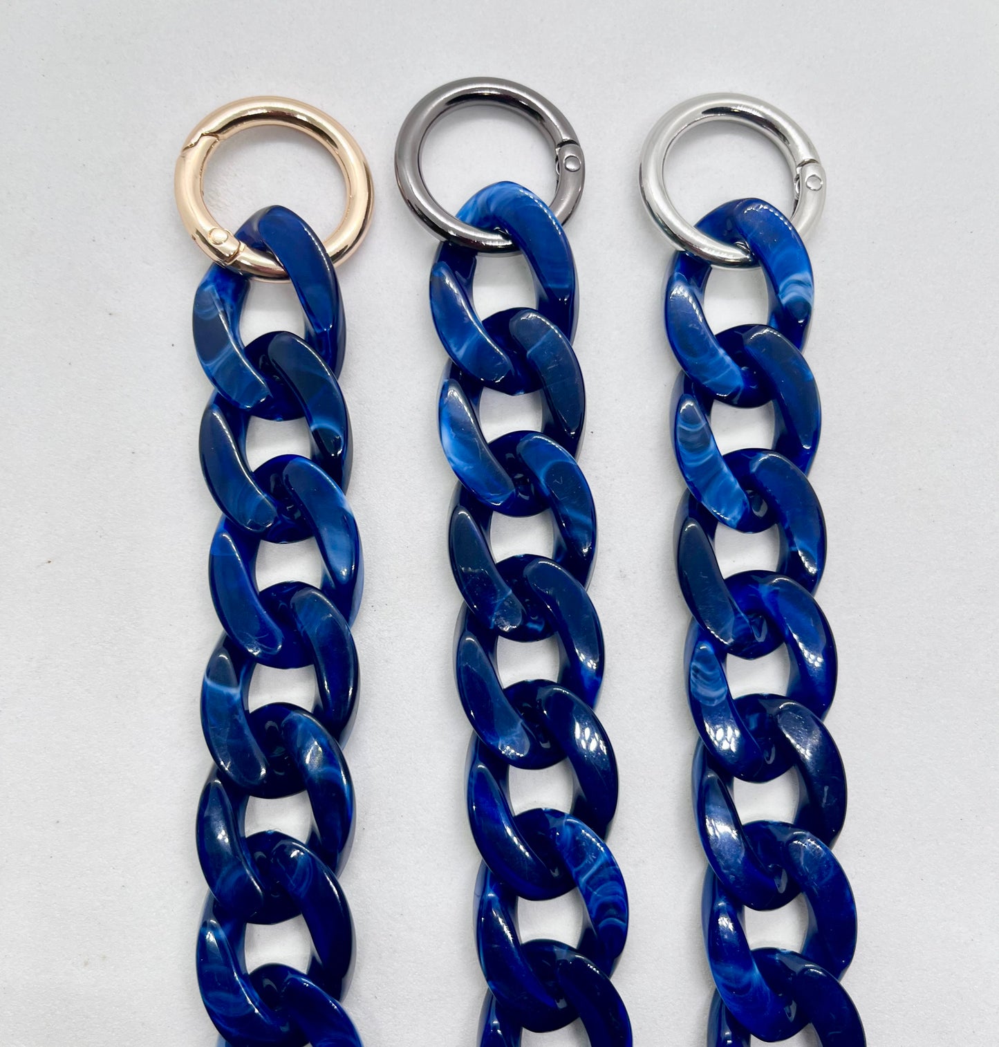 Colour Chain' Dark Blue Marble dog collar hardware detail | JOOLS LONDON