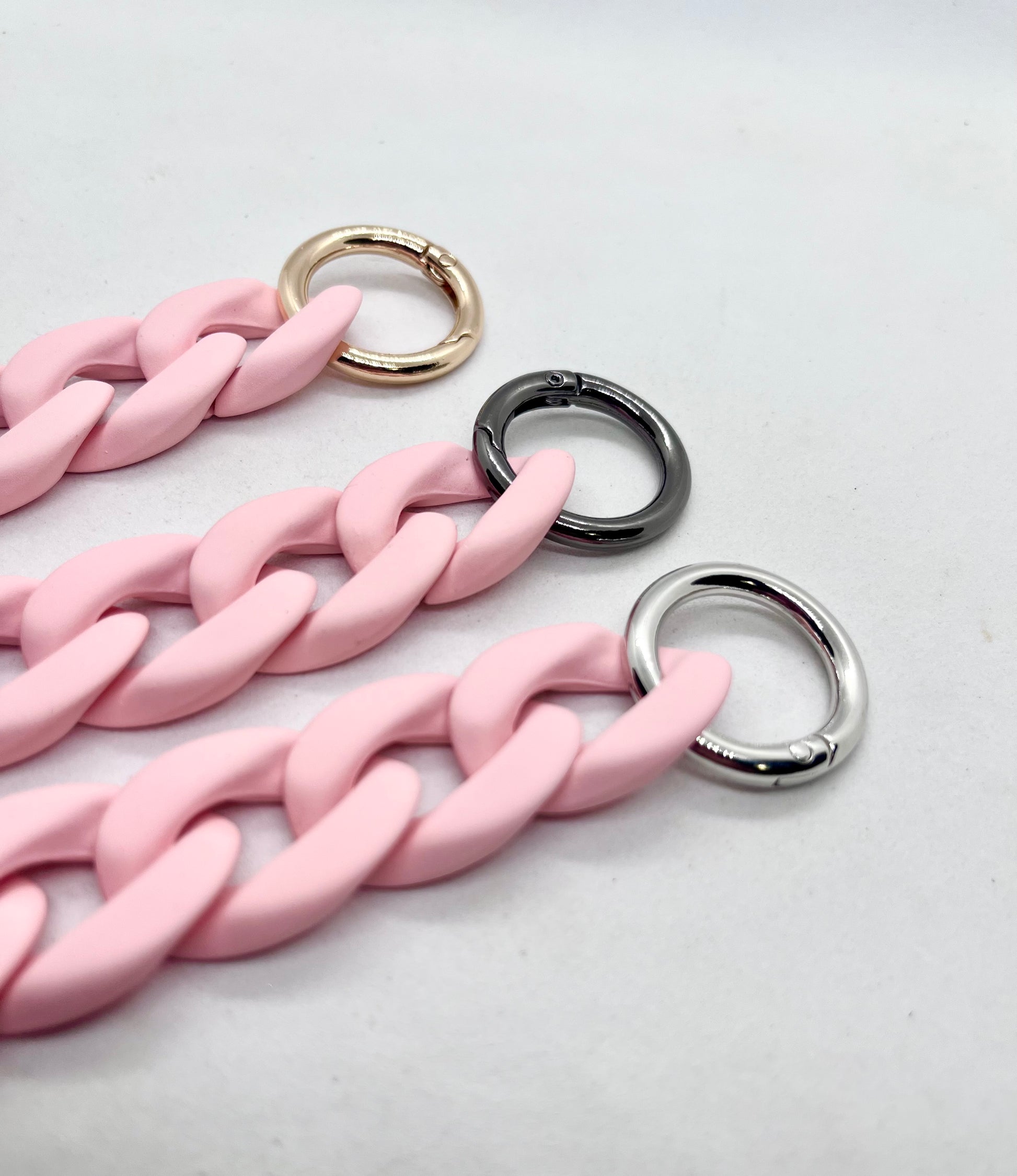 Colour Chain' Baby Pink chain link dog collar close-up | JOOLS LONDON