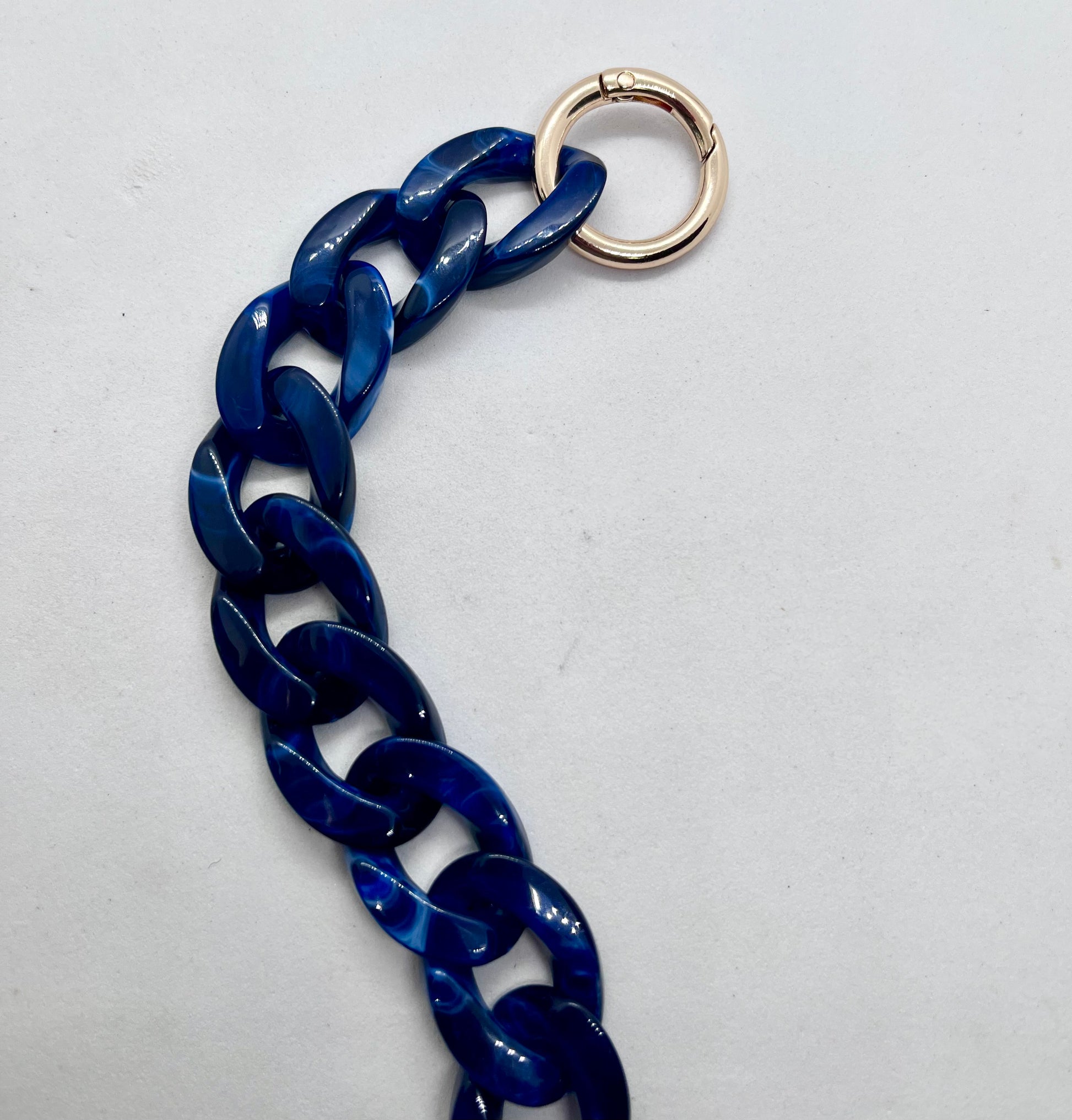 Colour Chain' Dark Blue Marble dog collar detail view | JOOLS LONDON