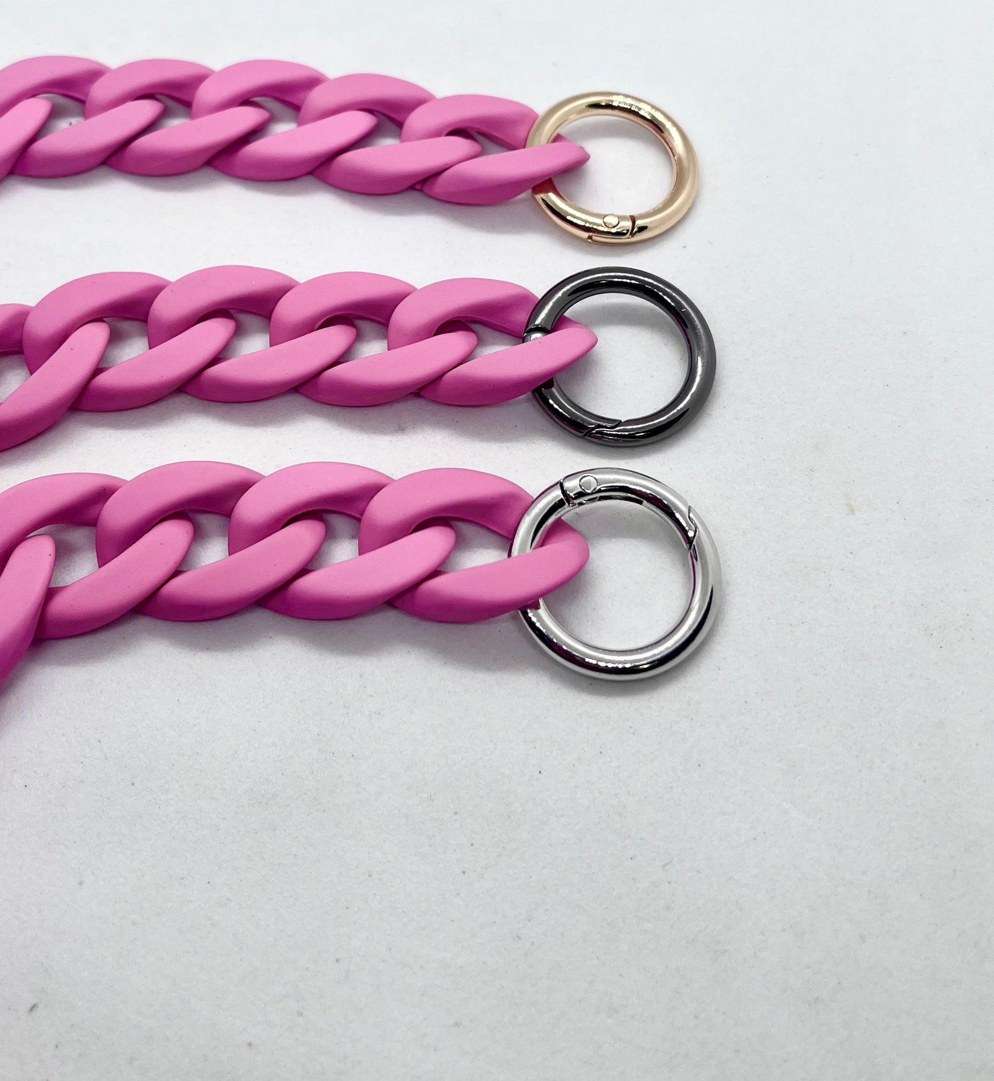 Colour Chain' Pink dog collar detail view | JOOLS LONDON