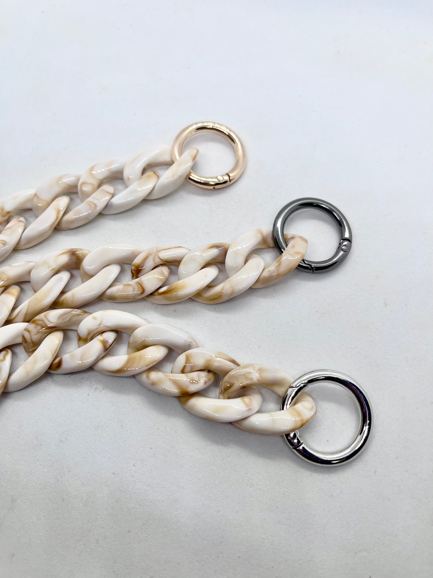 Colour Chain' Tan Beige & White Marble chain link dog collar close-up | JOOLS LONDON