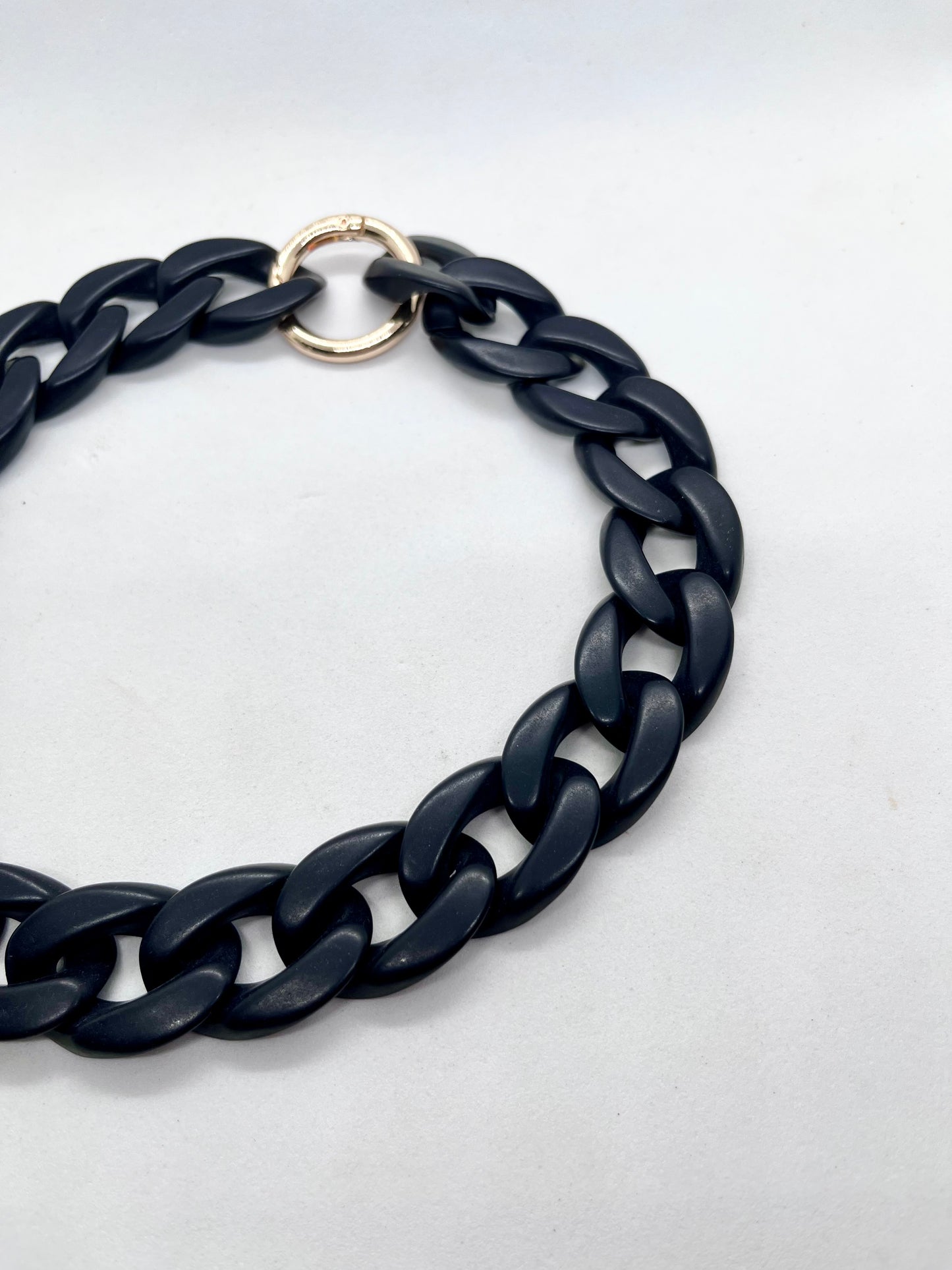 Colour Chain' Matte Black dog collar detail view | JOOLS LONDON
