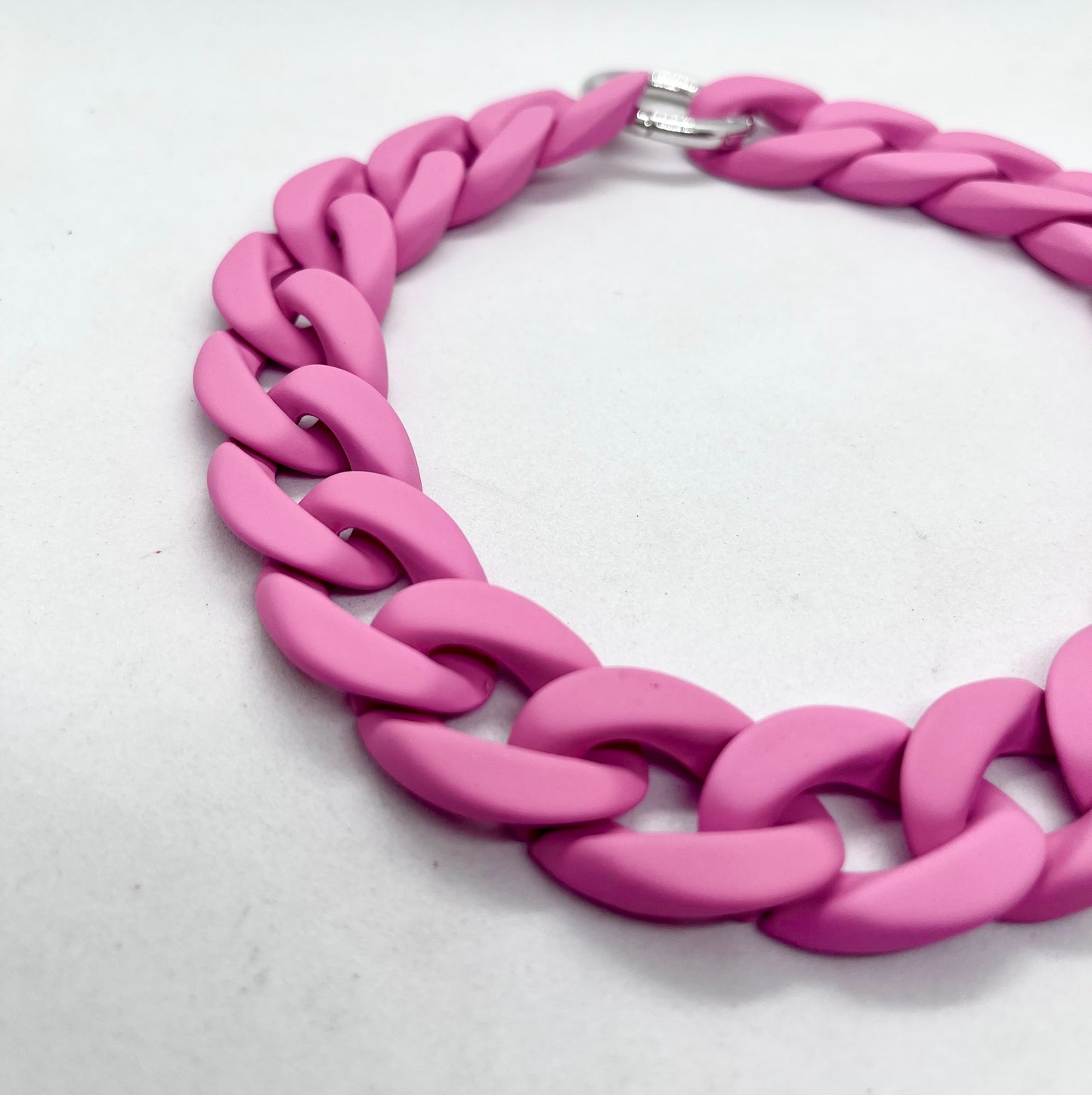 Colour Chain' Pink chain link dog collar close-up | JOOLS LONDON